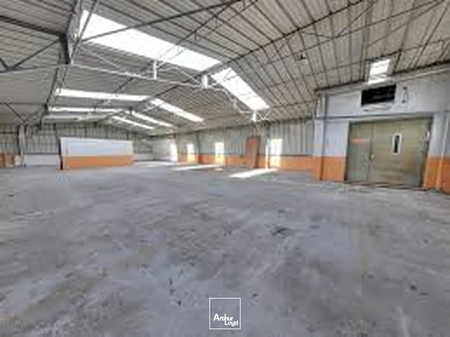 Local commercial dans bâtiment d'activité avec terrain à vendre à Villeneneuve-les-Béziers