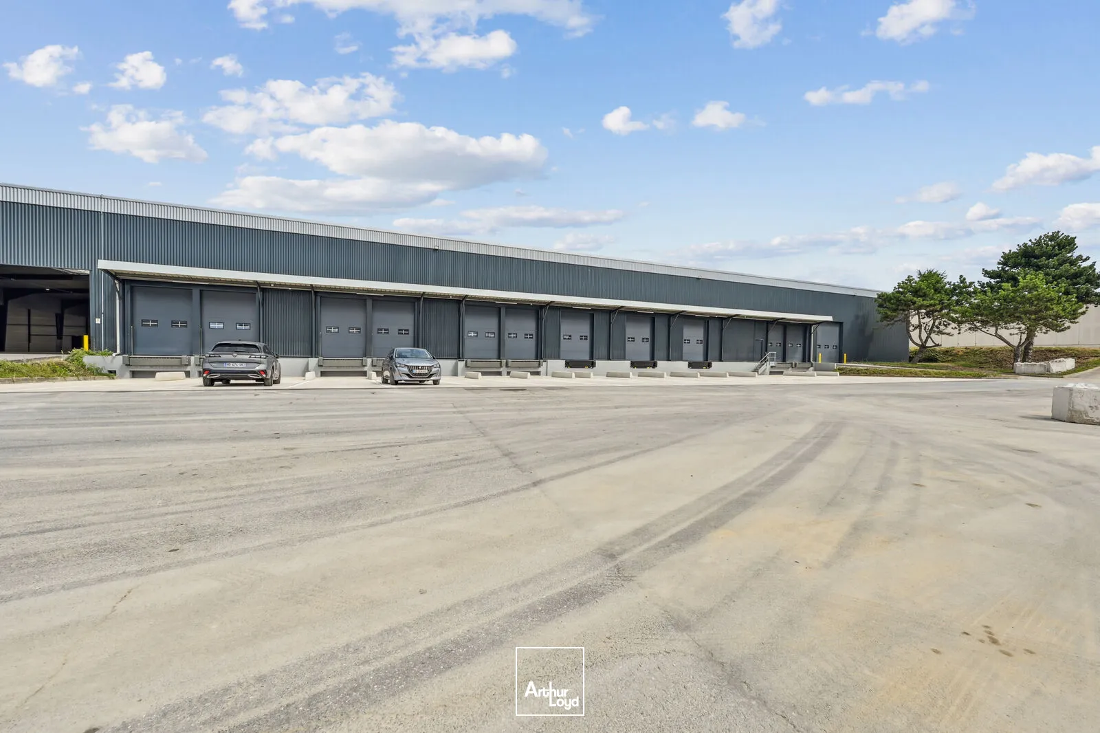 Entrepôt indépendant rénové 6 972 m² avec stockage extérieur - Goussainville, hub logistique Roissy CDG