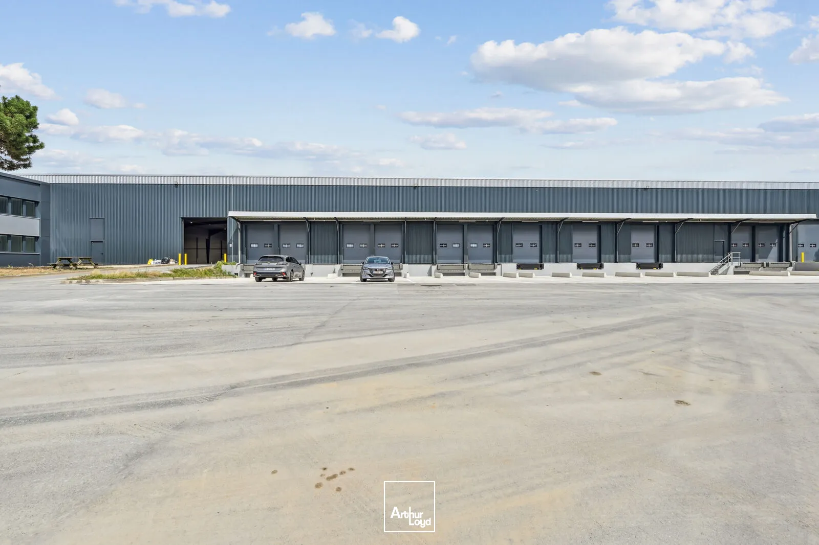Entrepôt indépendant rénové 6 972 m² avec stockage extérieur - Goussainville, hub logistique Roissy CDG