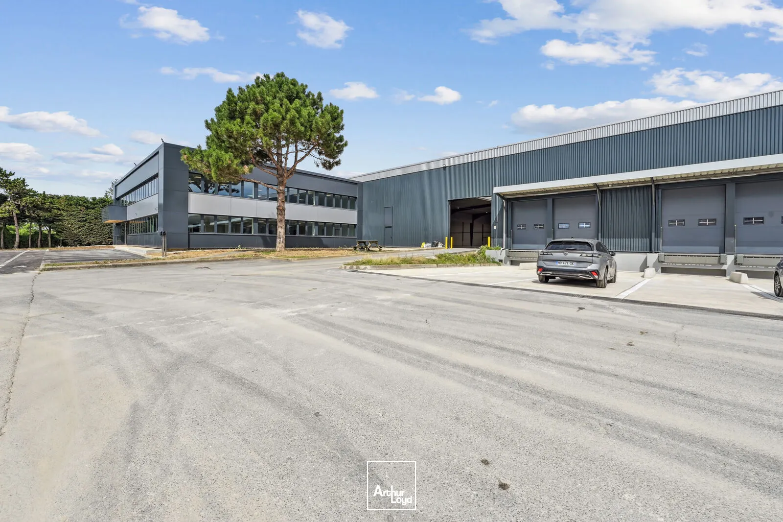 Entrepôt indépendant rénové 6 972 m² avec stockage extérieur - Goussainville, hub logistique Roissy CDG