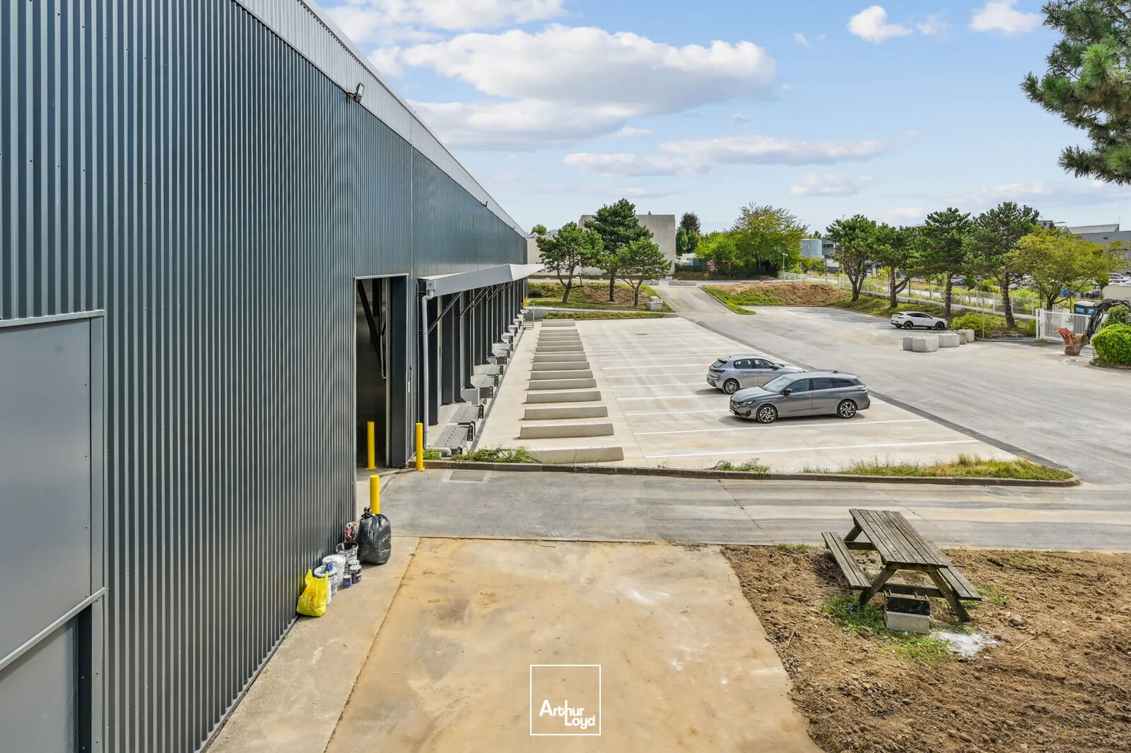 Entrepôt indépendant rénové 6 972 m² avec stockage extérieur - Goussainville, hub logistique Roissy CDG