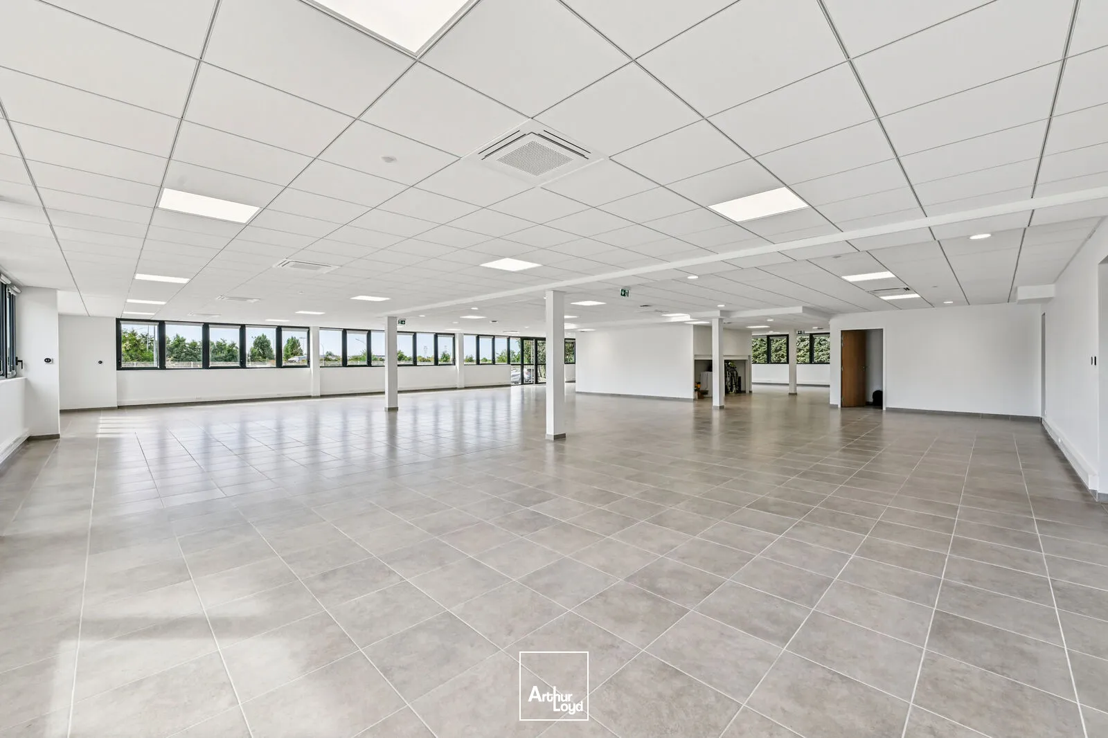 Entrepôt indépendant rénové 6 972 m² avec stockage extérieur - Goussainville, hub logistique Roissy CDG