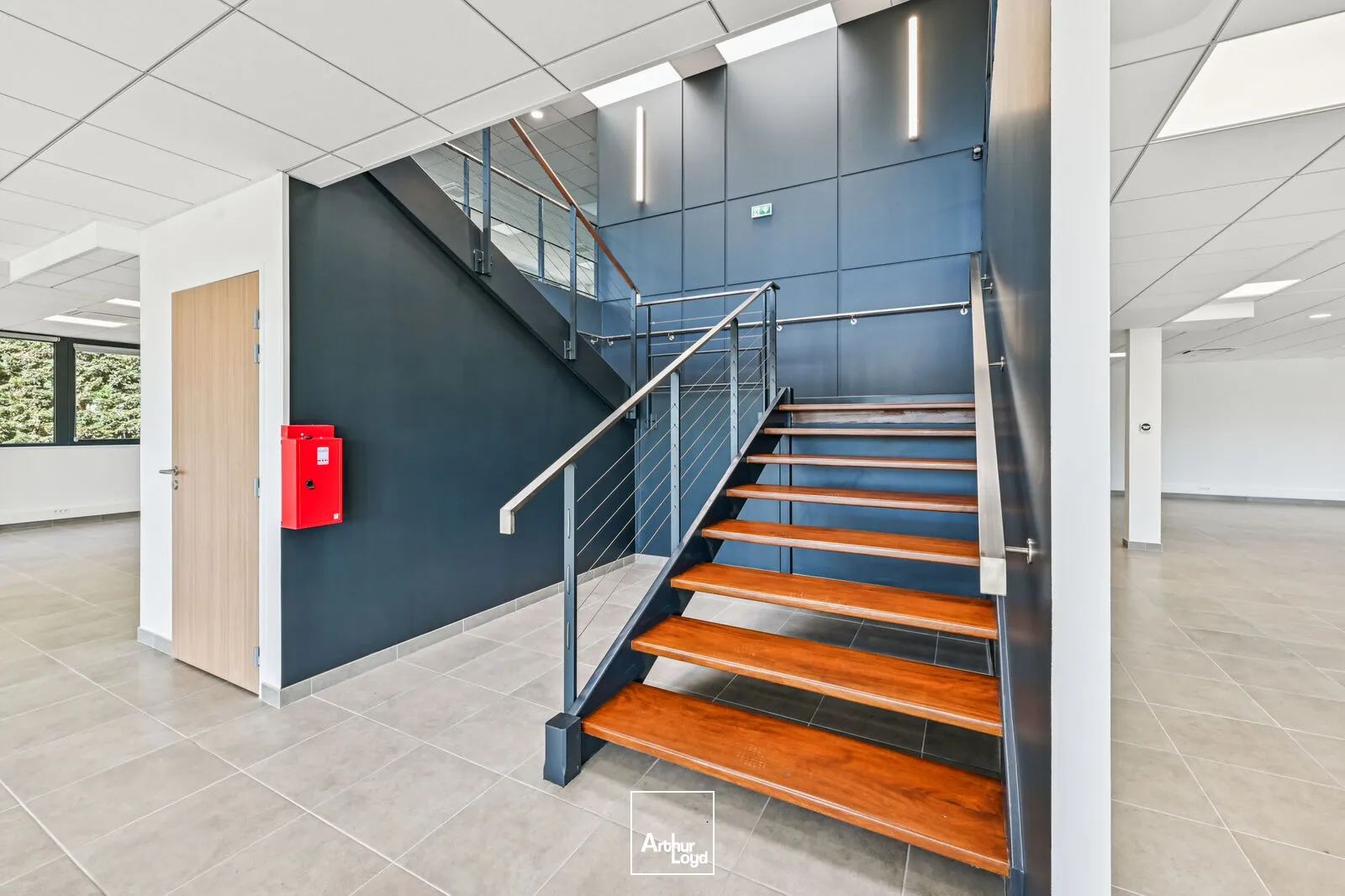 Entrepôt indépendant rénové 6 972 m² avec stockage extérieur - Goussainville, hub logistique Roissy CDG