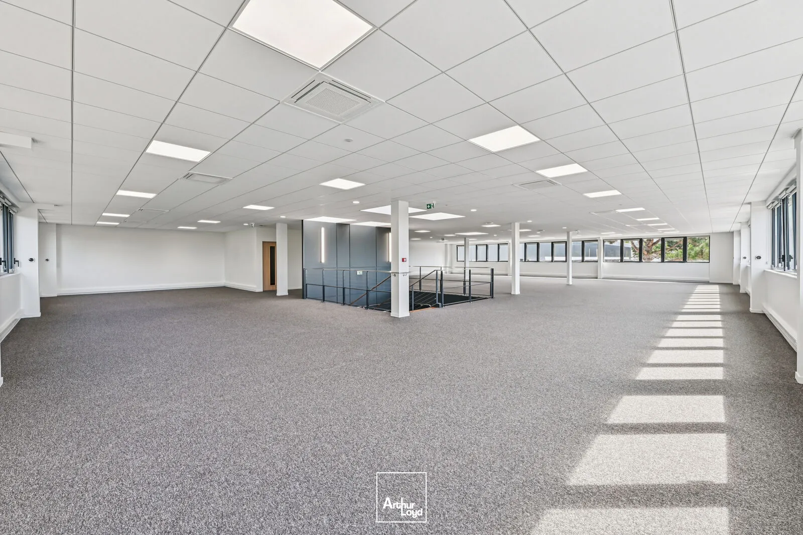 Entrepôt indépendant rénové 6 972 m² avec stockage extérieur - Goussainville, hub logistique Roissy CDG