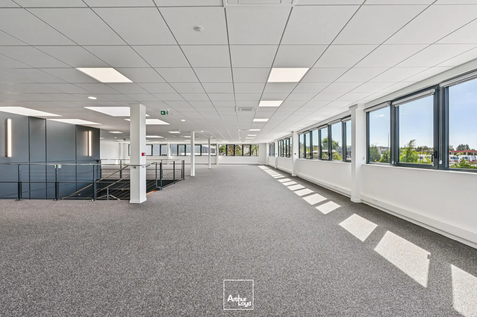 Entrepôt indépendant rénové 6 972 m² avec stockage extérieur - Goussainville, hub logistique Roissy CDG