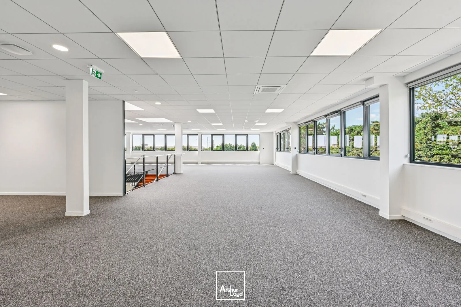 Entrepôt indépendant rénové 6 972 m² avec stockage extérieur - Goussainville, hub logistique Roissy CDG