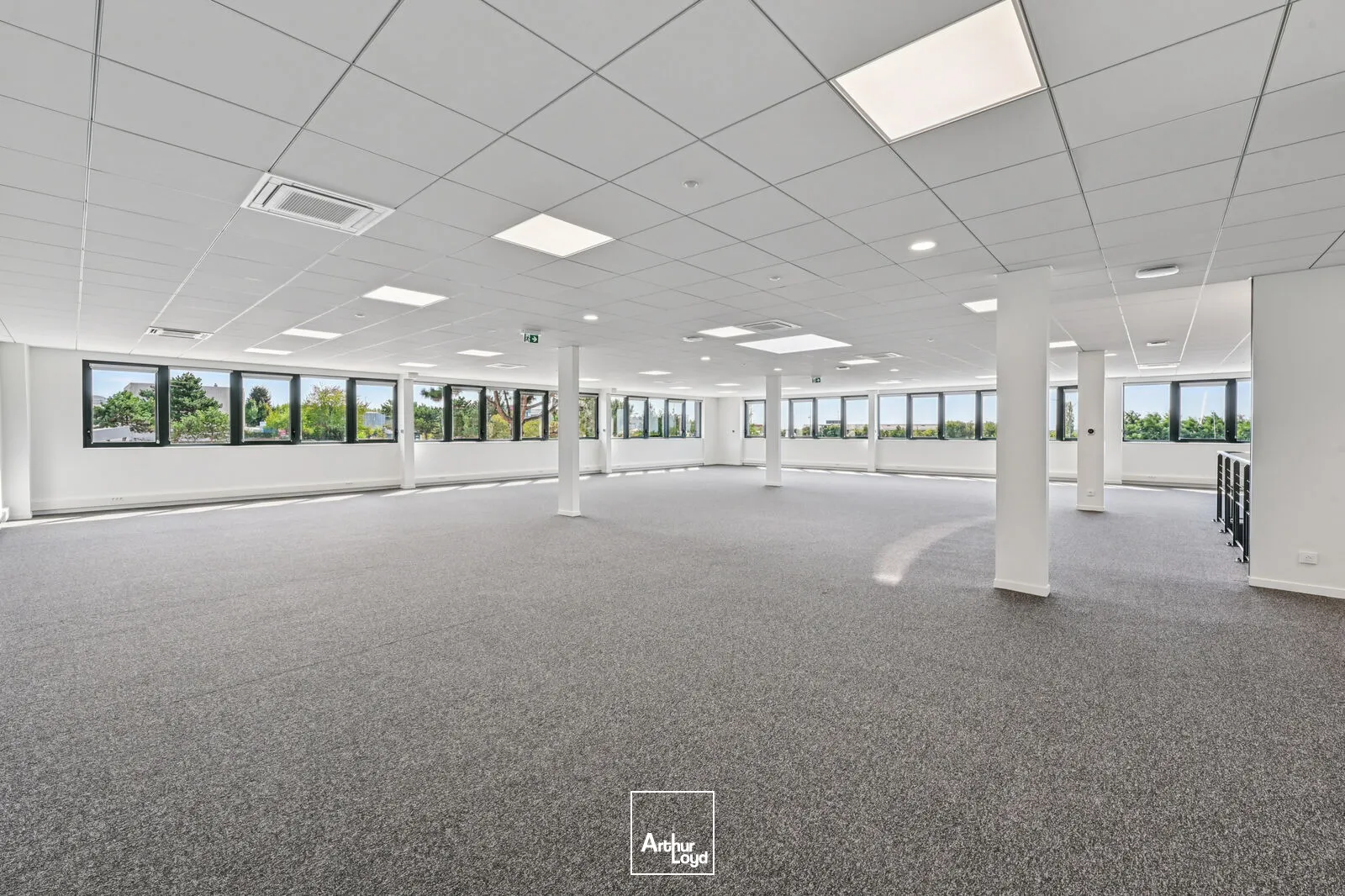 Entrepôt indépendant rénové 6 972 m² avec stockage extérieur - Goussainville, hub logistique Roissy CDG