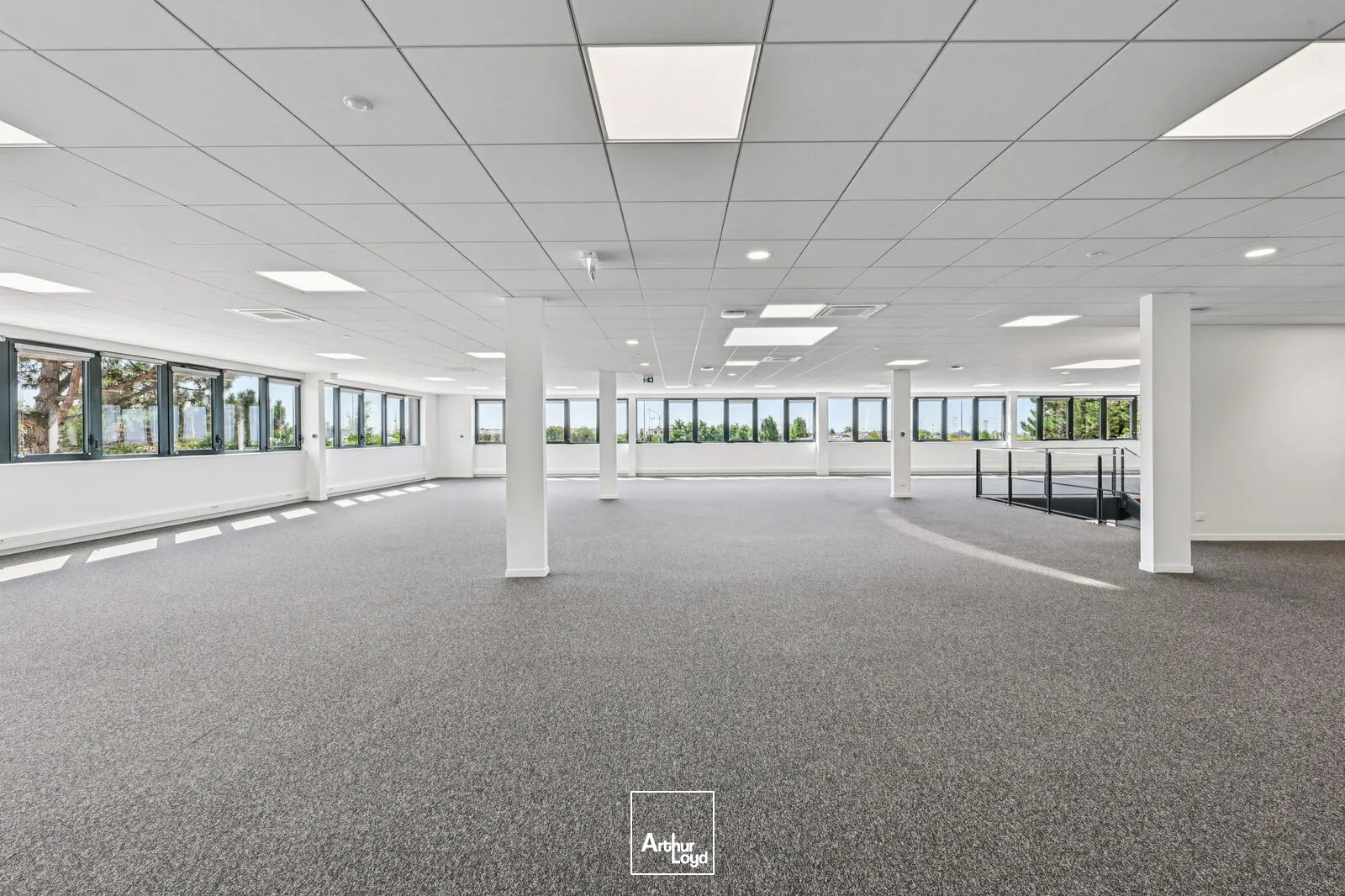 Entrepôt indépendant rénové 6 972 m² avec stockage extérieur - Goussainville, hub logistique Roissy CDG