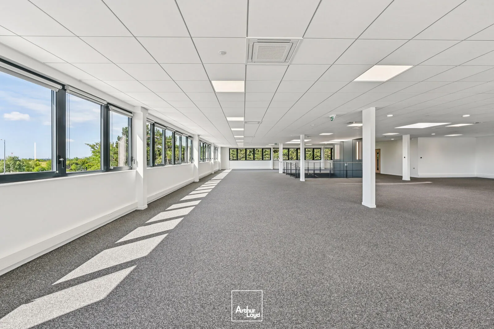 Entrepôt indépendant rénové 6 972 m² avec stockage extérieur - Goussainville, hub logistique Roissy CDG