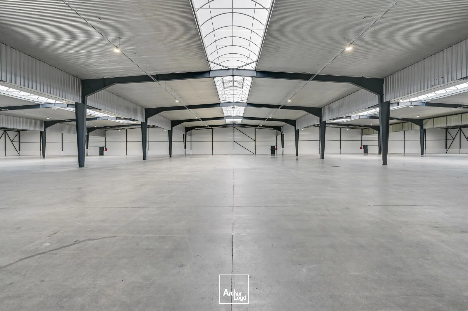 Entrepôt indépendant rénové 6 972 m² avec stockage extérieur - Goussainville, hub logistique Roissy CDG