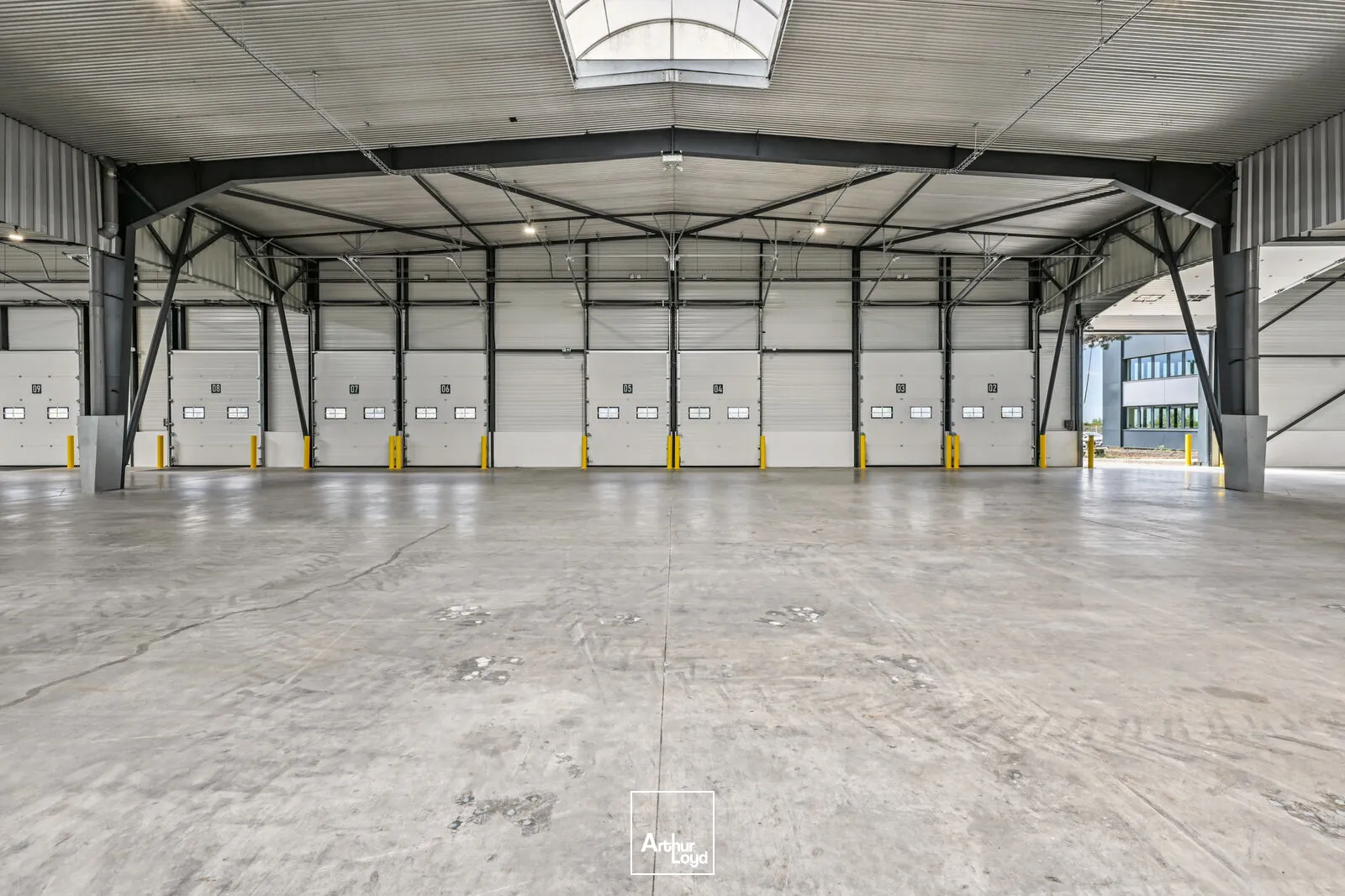 Entrepôt indépendant rénové 6 972 m² avec stockage extérieur - Goussainville, hub logistique Roissy CDG
