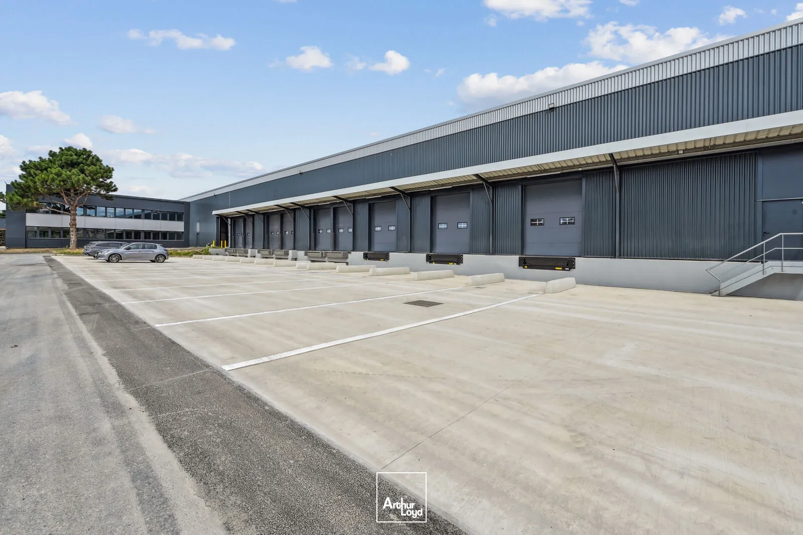 Entrepôt indépendant rénové 6 972 m² avec stockage extérieur - Goussainville, hub logistique Roissy CDG
