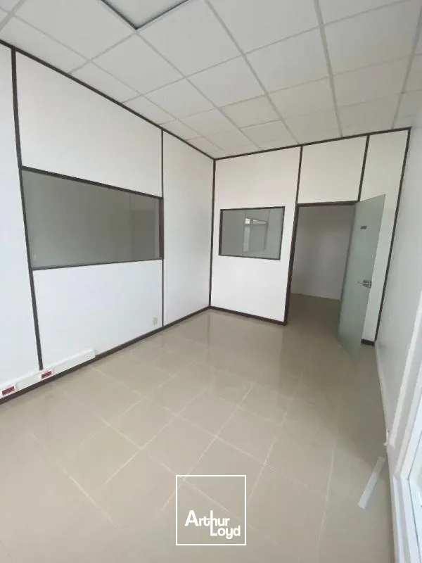 Local commercial / bureau 50 m2 au 1er étage Le Lamentin