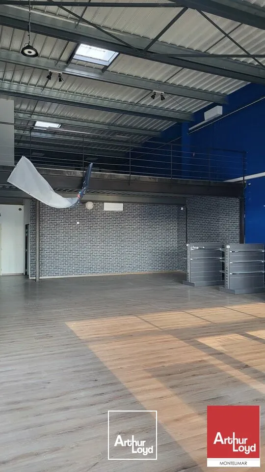 MONTÉLIMAR ZONE SUD - A LOUER LOCAL COMMERCIAL DE 295 m2 AVEC PARKING