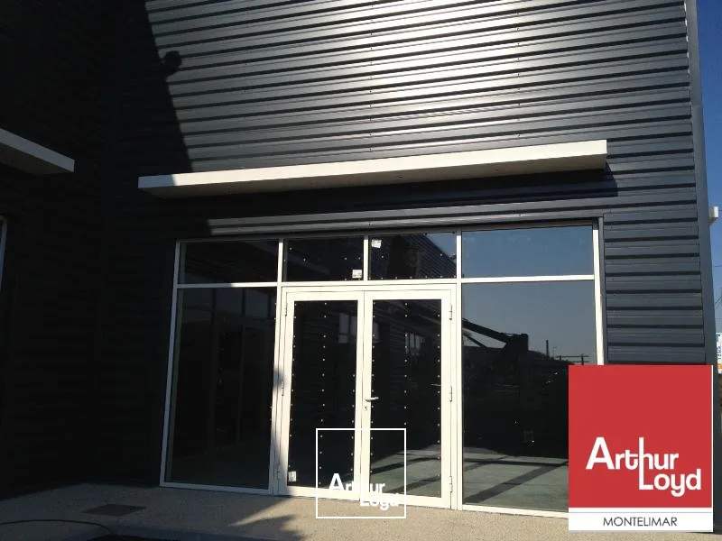 MONTÉLIMAR ZONE SUD - A LOUER LOCAL COMMERCIAL DE 295 m2 AVEC PARKING