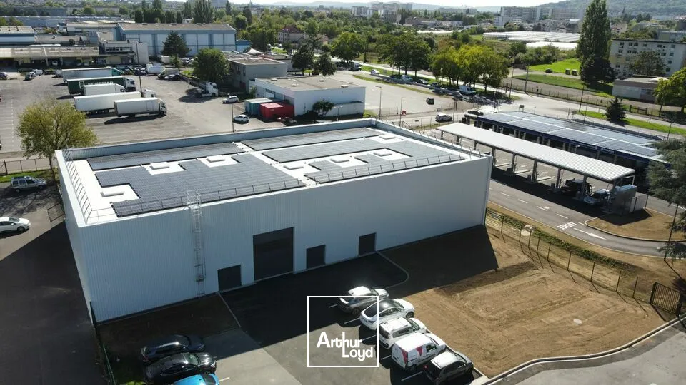 LOCAL D'ACTIVITE - ENTREPOT à LOUER de 522 m²