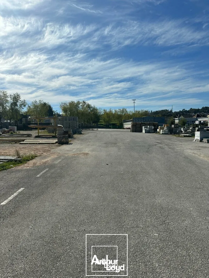 Bâtiment d'activités / local professionnel de 480m2 en zone est de Brive. activité artisanale ou stockage