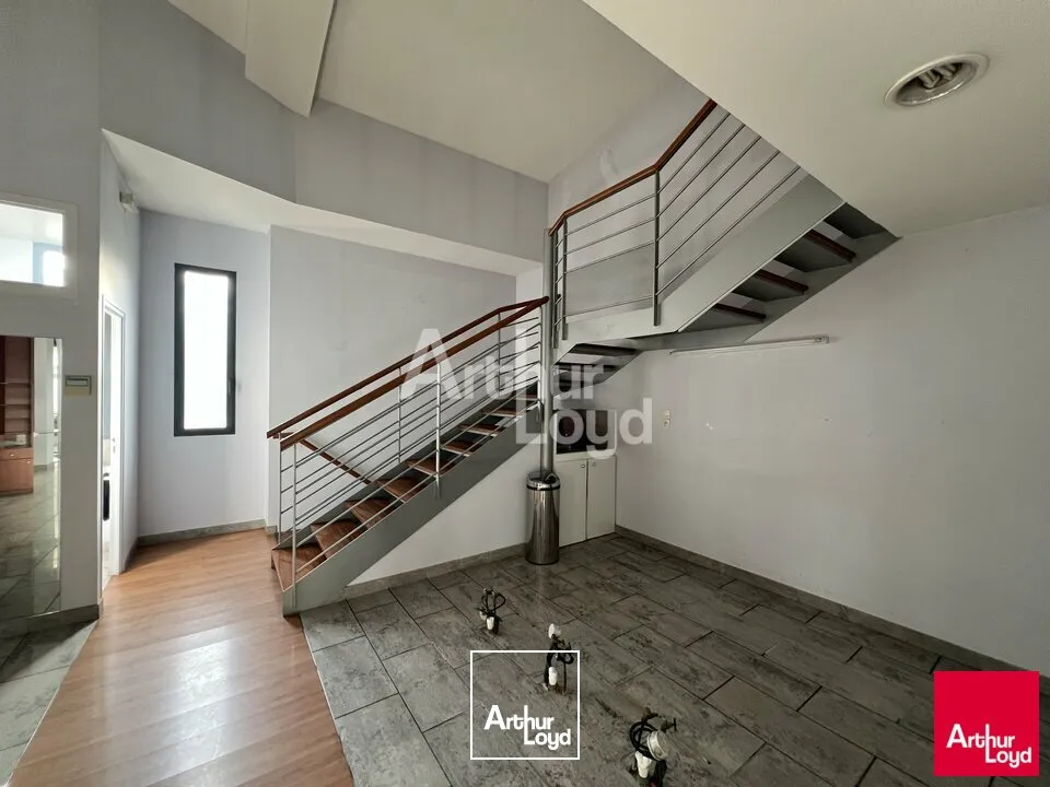 ST JACQUES DE LA LANDE - LOCAL COMMERCIAL A LOUER - 170 M²