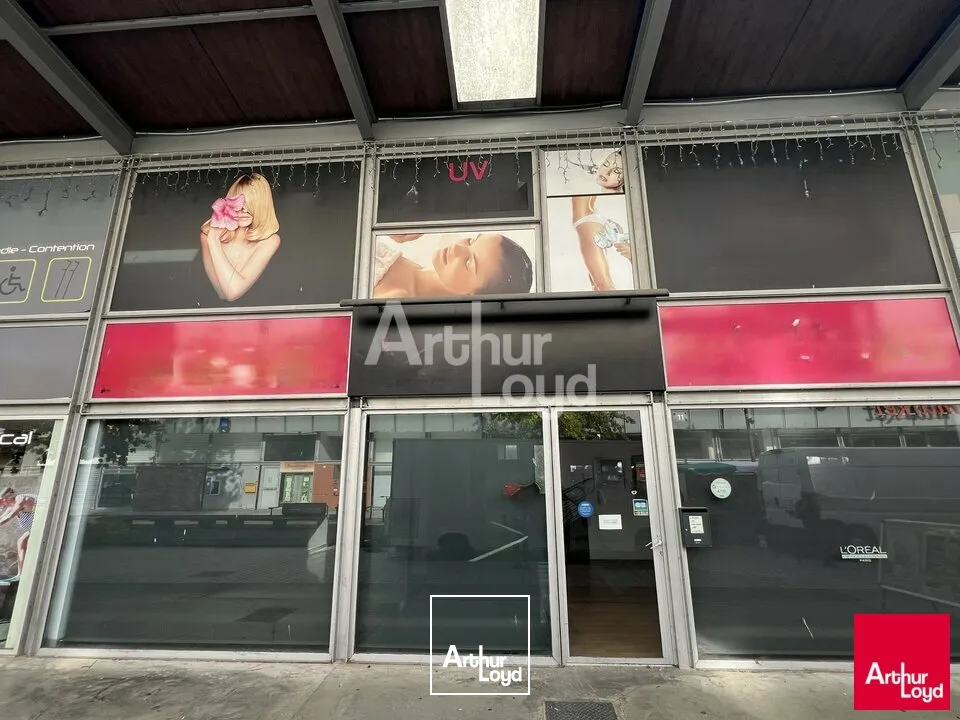 ST JACQUES DE LA LANDE - LOCAL COMMERCIAL A LOUER - 170 M²