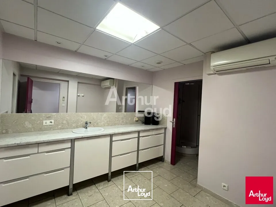 ST JACQUES DE LA LANDE - LOCAL COMMERCIAL A LOUER - 170 M²