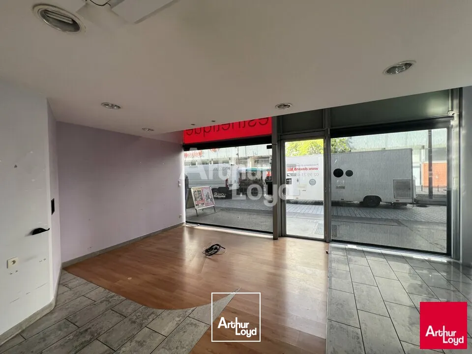 ST JACQUES DE LA LANDE - LOCAL COMMERCIAL A LOUER - 170 M²