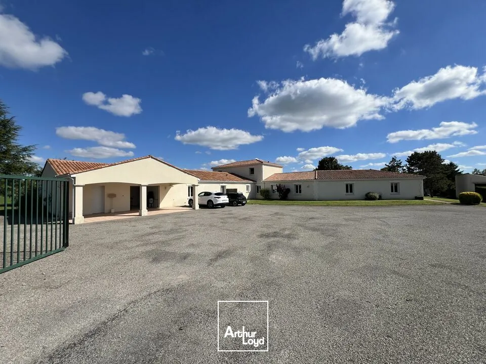 Immeuble de bureaux avec parking et parc arboré à vendre secteur COGNAC