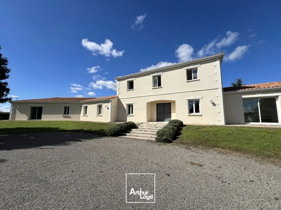Immeuble de bureaux avec parking et parc arboré à vendre secteur COGNAC