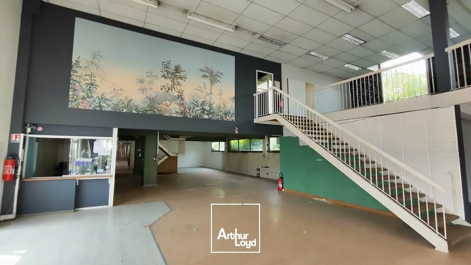 A LOUER OU A VENDRE - Local Commercial de 1045m2 - Seynod