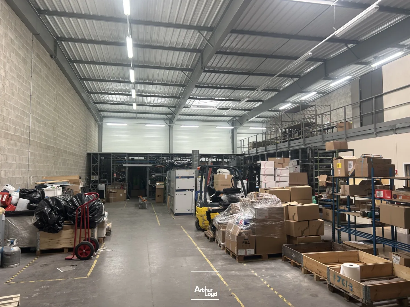 Local d'activité avec bureaux en excellent état à louer dans zone dynamique à Camon