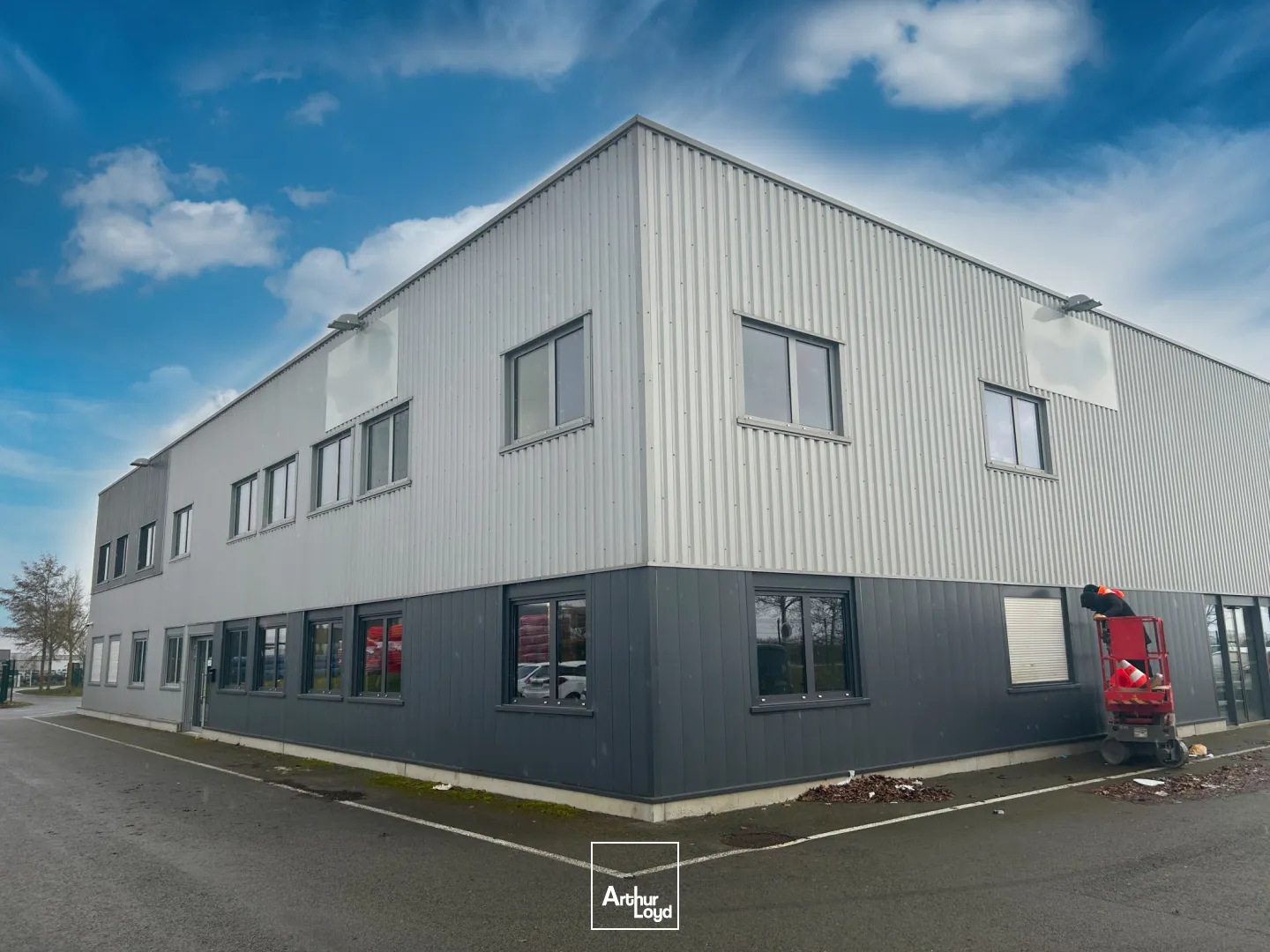 Local d'activité avec bureaux en excellent état à louer dans zone dynamique à Camon