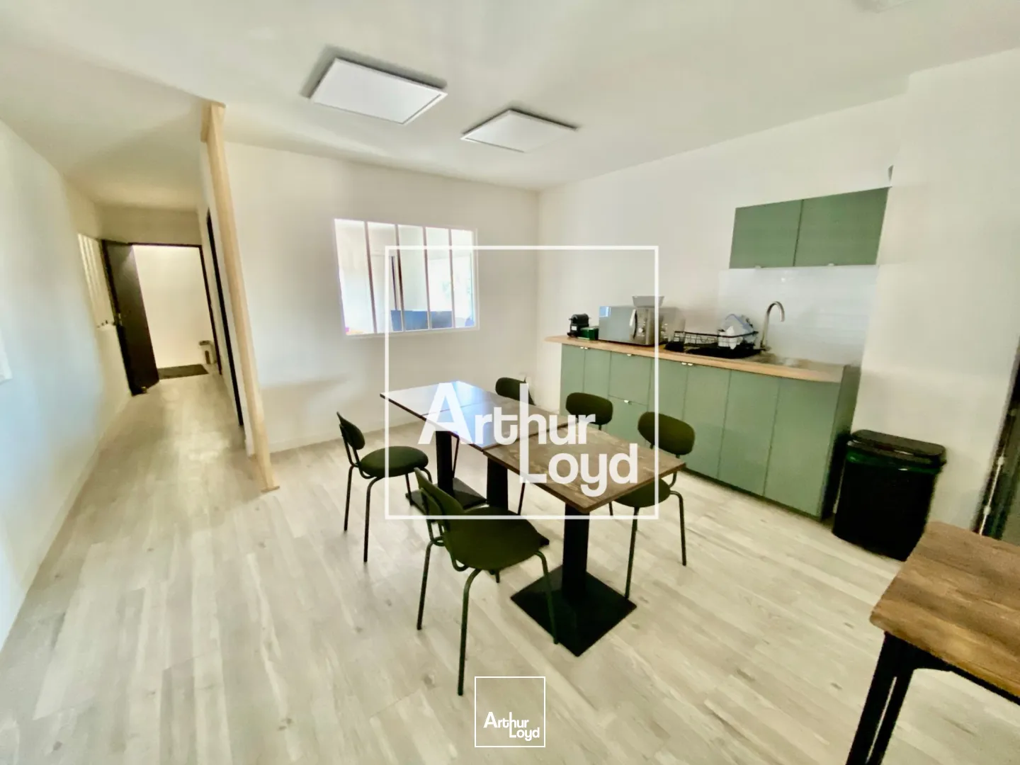 Local d'activité 314 m² à vendre Vendargues - entrepôt 8m HSP + bureaux - proche A9