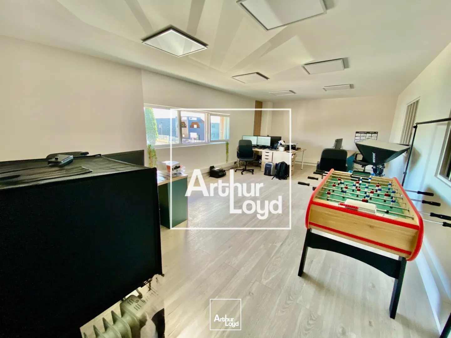 Local d'activité 314 m² à vendre Vendargues - entrepôt 8m HSP + bureaux - proche A9