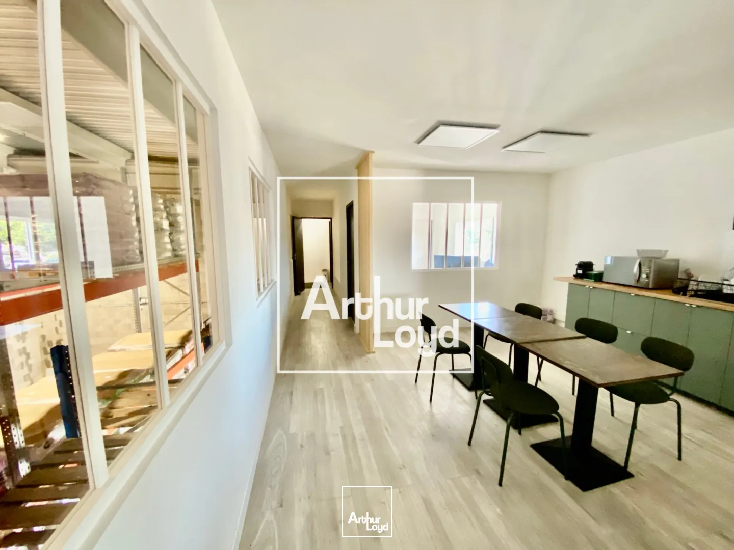 Local d'activité 314 m² à vendre Vendargues - entrepôt 8m HSP + bureaux - proche A9