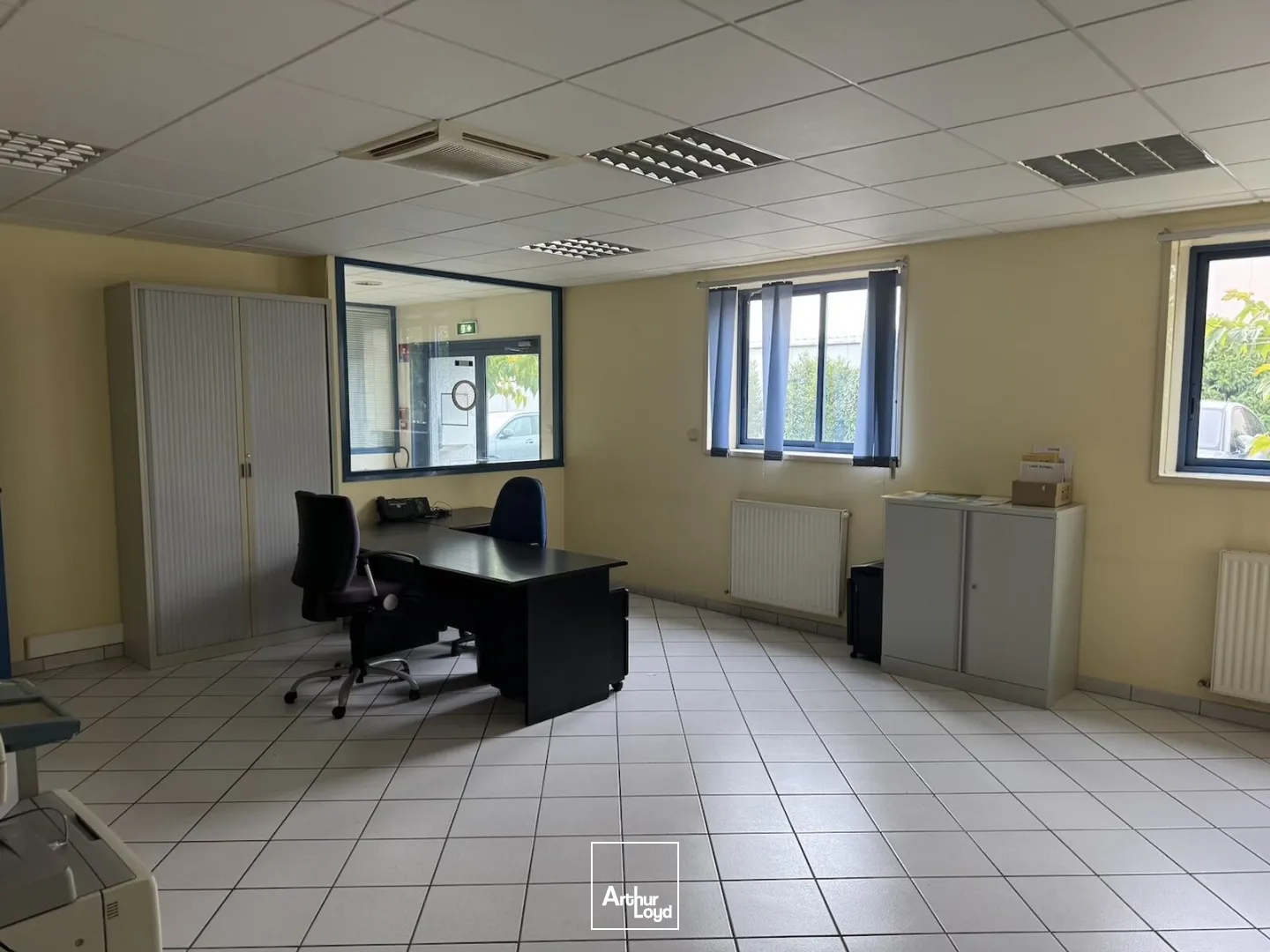 À LOUER : Bâtiment indépendant de 2 000 m² avec réserve foncière sur terrain de 5 000 m² à MANZIAT