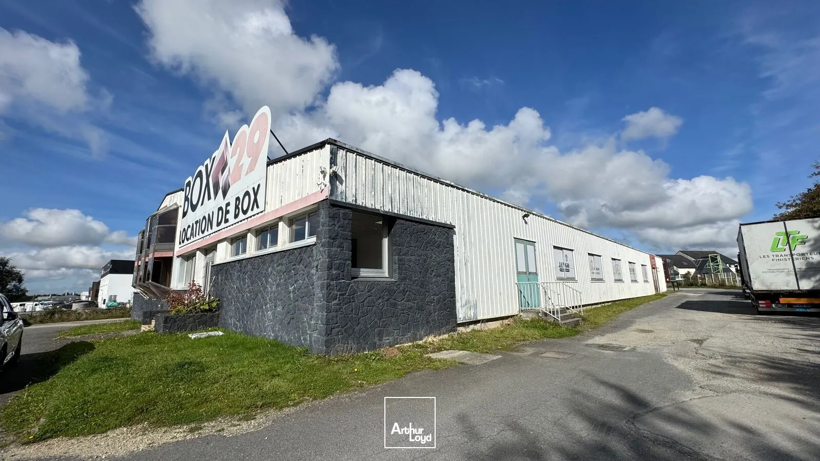 A LOUER ACTIVITES ET BUREAUX 1750 M² ZA VERN LANDIVISIAU