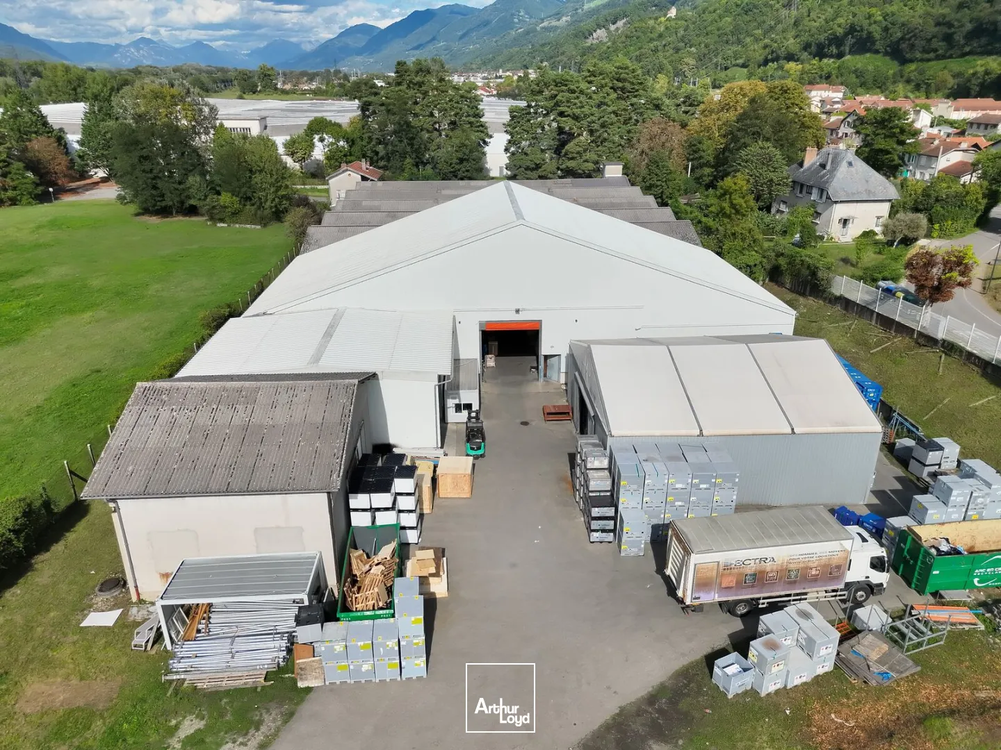 A louer,, à vendre, entrepôt 3220 m2 BRIGNOUD