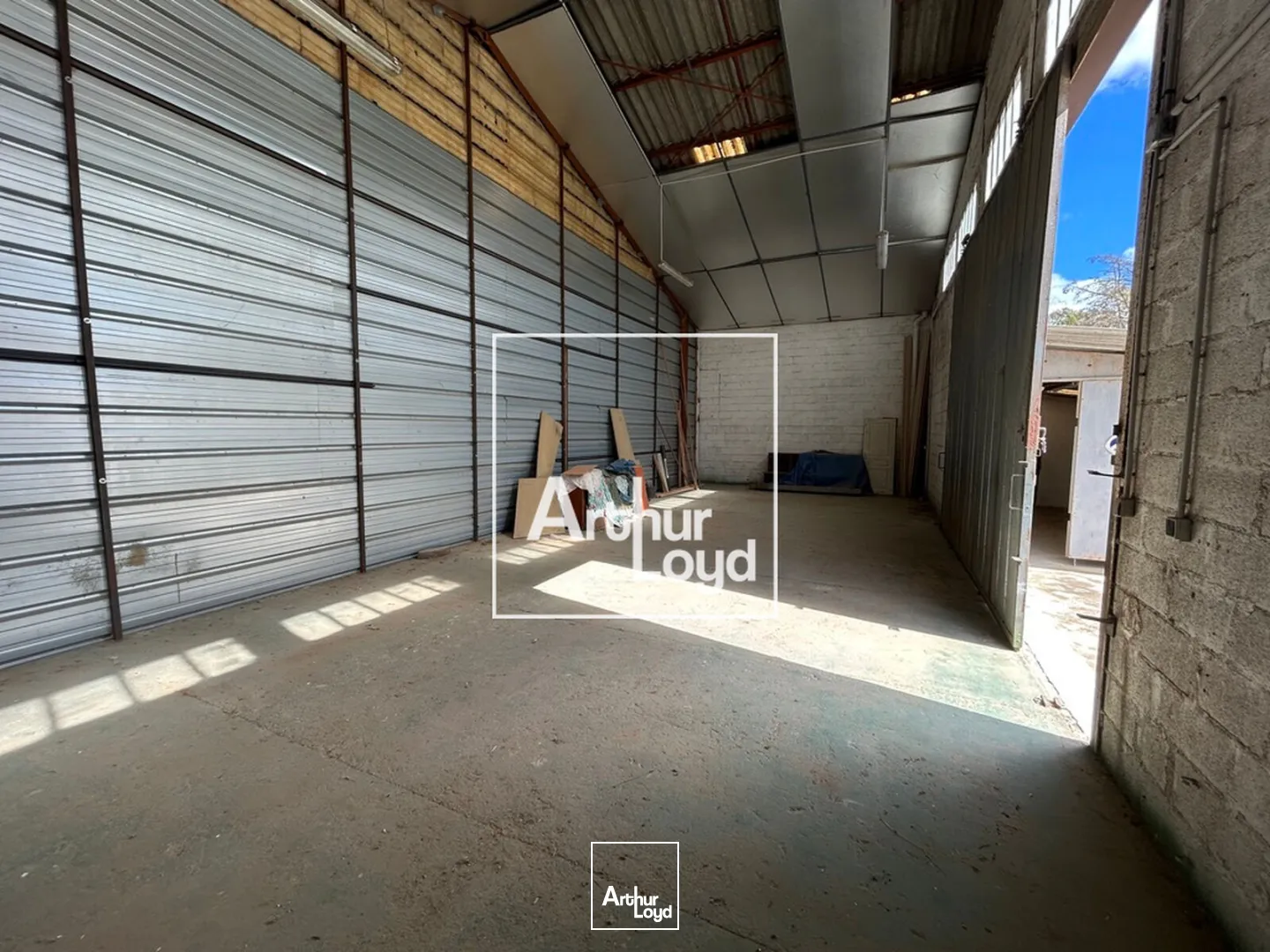 ENTREPOT ET LOGEMENT A LA VENTE AVEC FONCIER 