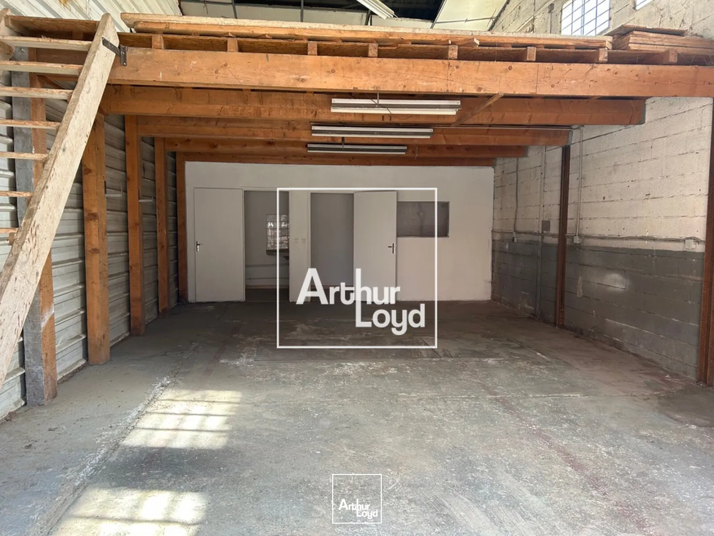 ENTREPOT ET LOGEMENT A LA VENTE AVEC FONCIER 