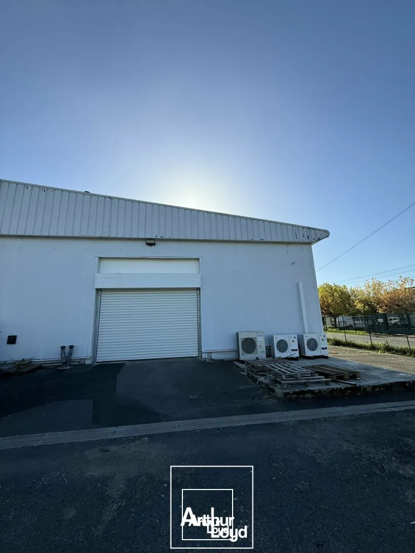 Bâtiment d'activité de 1350m2 aménagé pour de l'agroalimentaire + local de 105m2- zone de l'aérodrome - proximité A20 et A89