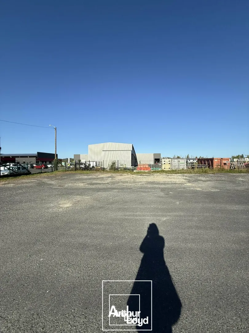 Bâtiment d'activité de 1350m2 aménagé pour de l'agroalimentaire + local de 105m2- zone de l'aérodrome - proximité A20 et A89