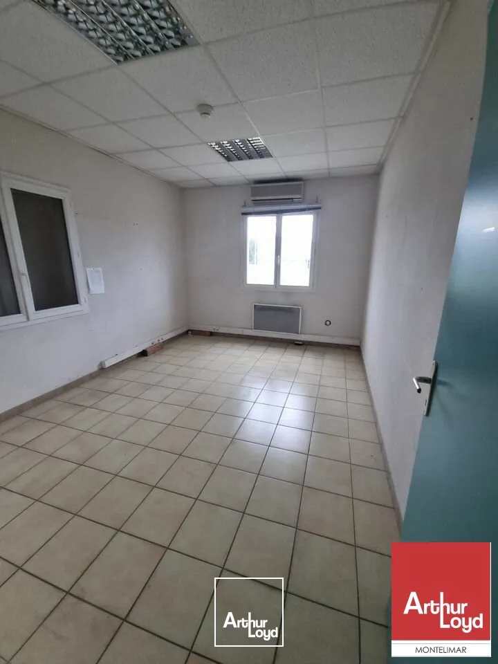 CHATEAUNEUF DU RHÔNE - SUR AXE PASSANT - A LOUER BUREAUX AVEC ENTREPÔT ET TERRAIN EXTÉRIEUR