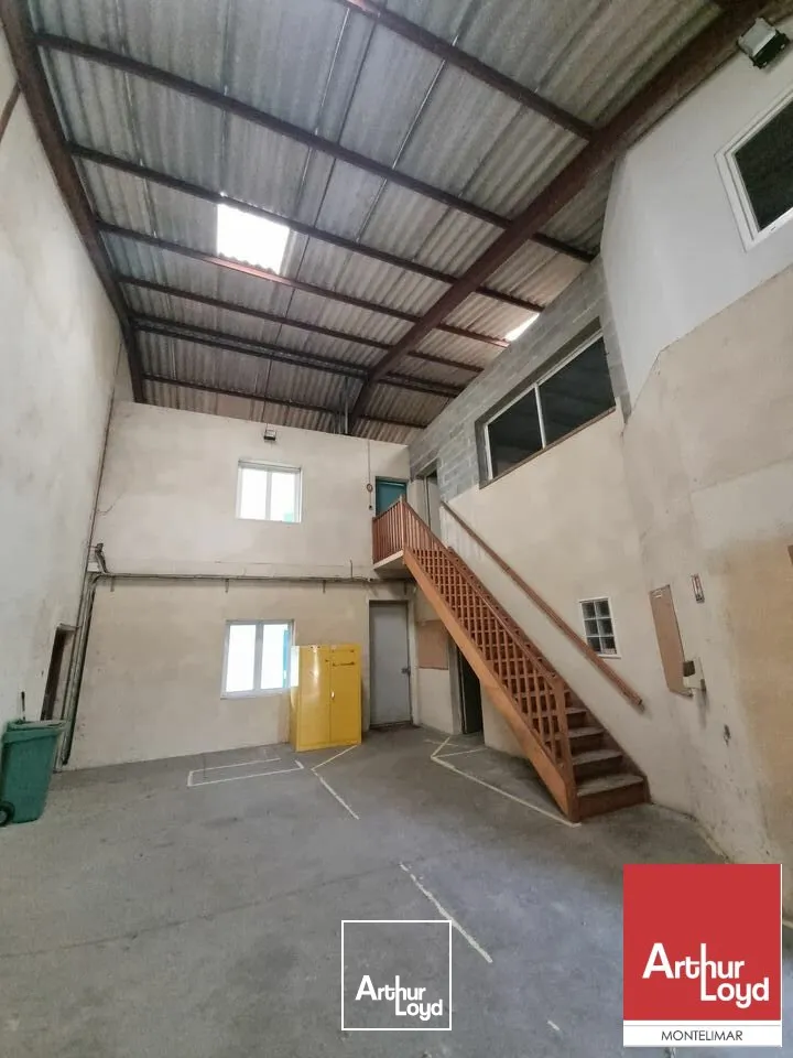 CHATEAUNEUF DU RHÔNE - SUR AXE PASSANT - A LOUER BUREAUX AVEC ENTREPÔT ET TERRAIN EXTÉRIEUR