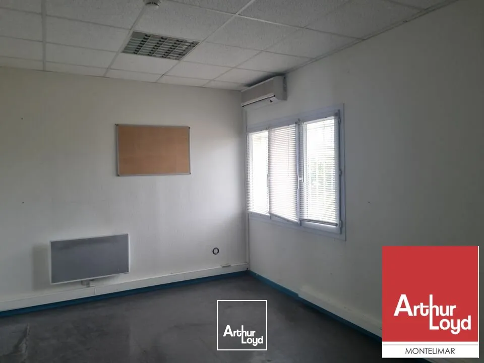 CHATEAUNEUF DU RHÔNE - SUR AXE PASSANT - A LOUER BUREAUX AVEC ENTREPÔT ET TERRAIN EXTÉRIEUR