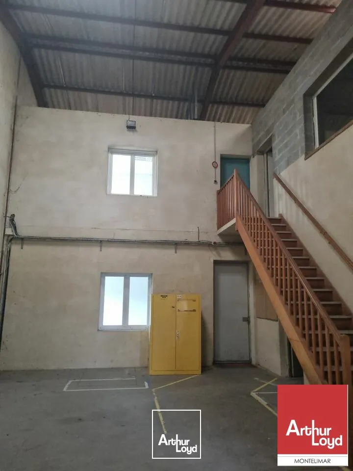 CHATEAUNEUF DU RHÔNE - SUR AXE PASSANT - A LOUER BUREAUX AVEC ENTREPÔT ET TERRAIN EXTÉRIEUR