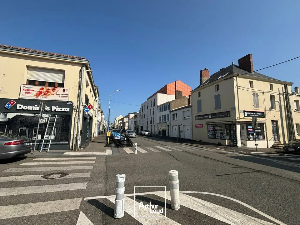À vendre  Local commercial avec cour privative + appartement  Centre-ville de La Roche-sur-Yon