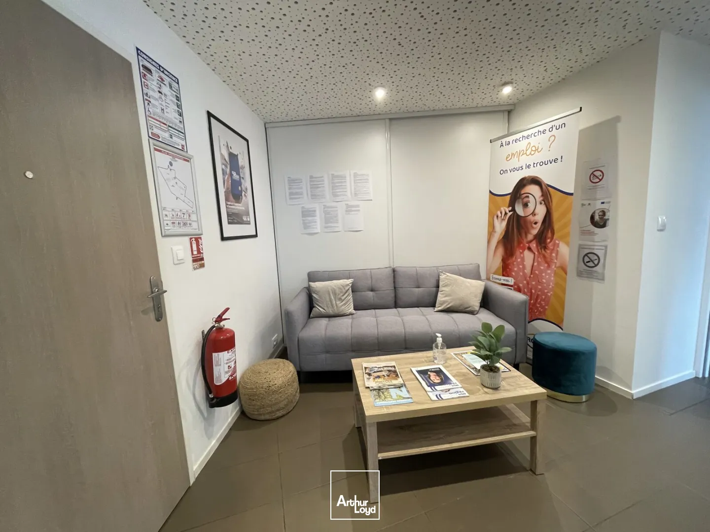 BUREAUX AVEC VITRINE HAUTS PAVÉS 