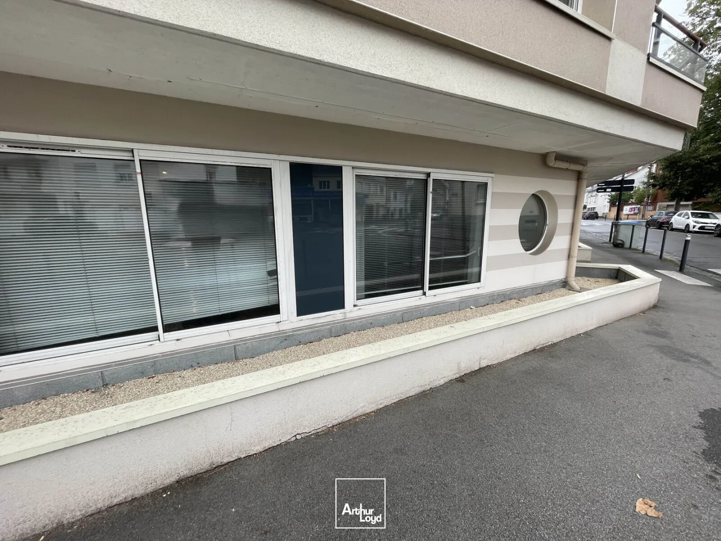 BUREAUX AVEC VITRINE HAUTS PAVÉS 