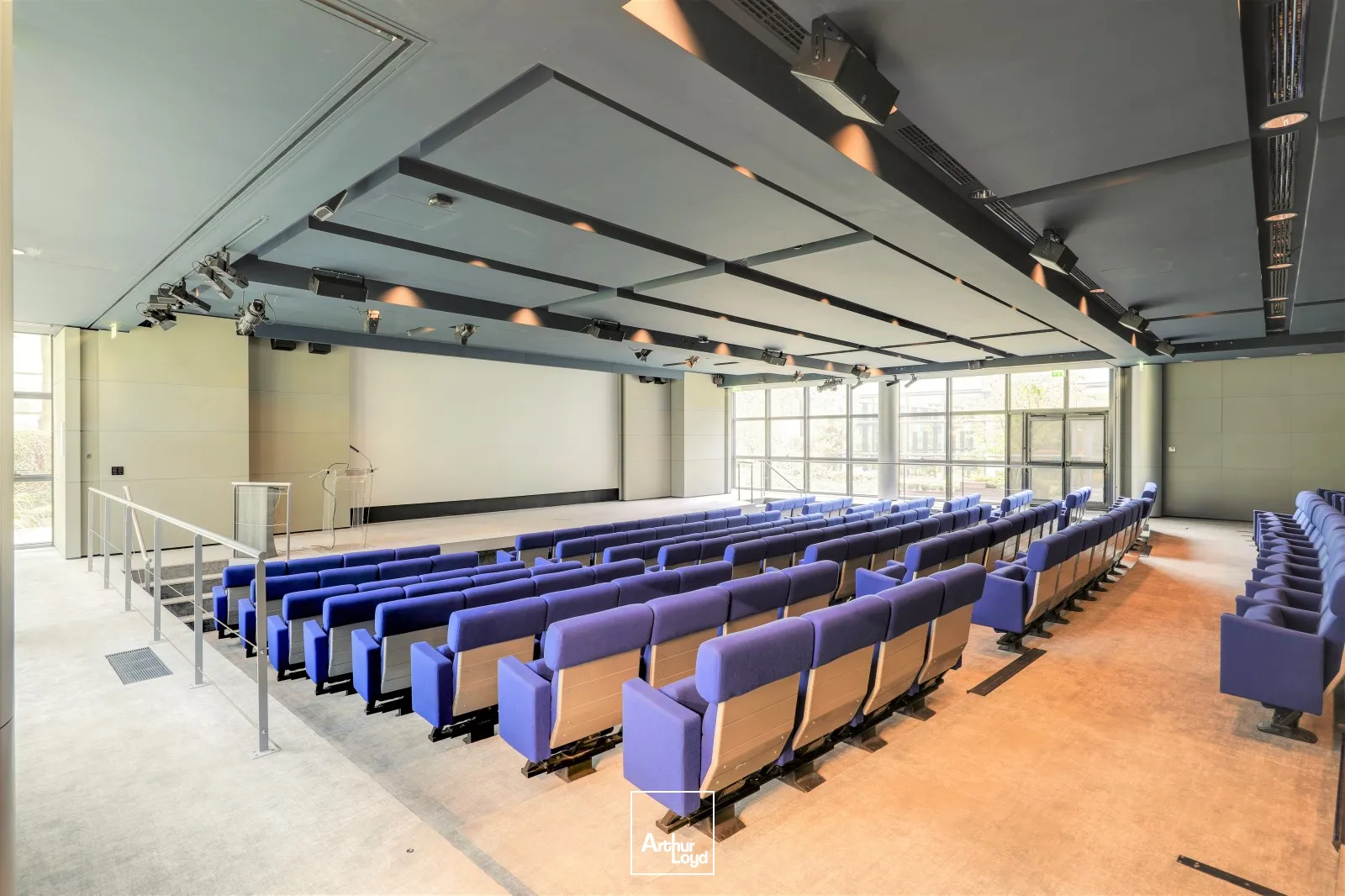Bureaux rénovés à louer - prestations haut de gamme avec terrasses et jardins - MAGNETIK Paris 14 Porte d'Orléans
