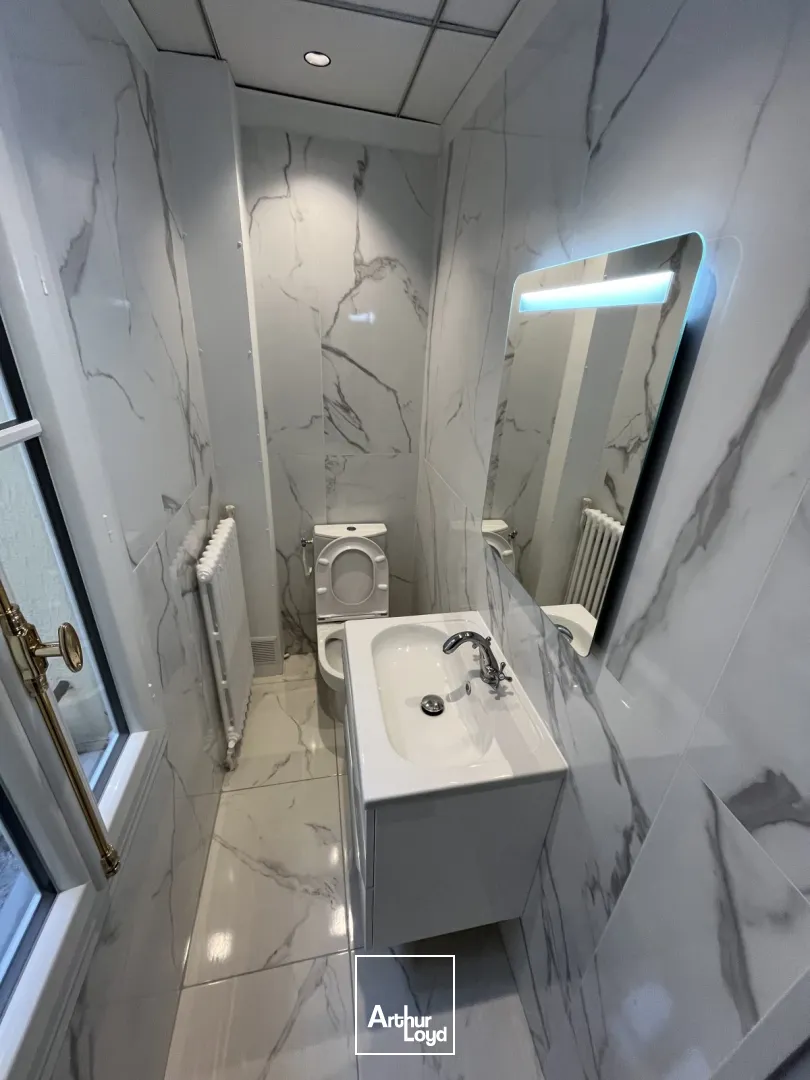 Bureaux au dernier étage rénovés Arc de Triomphe Paris 17