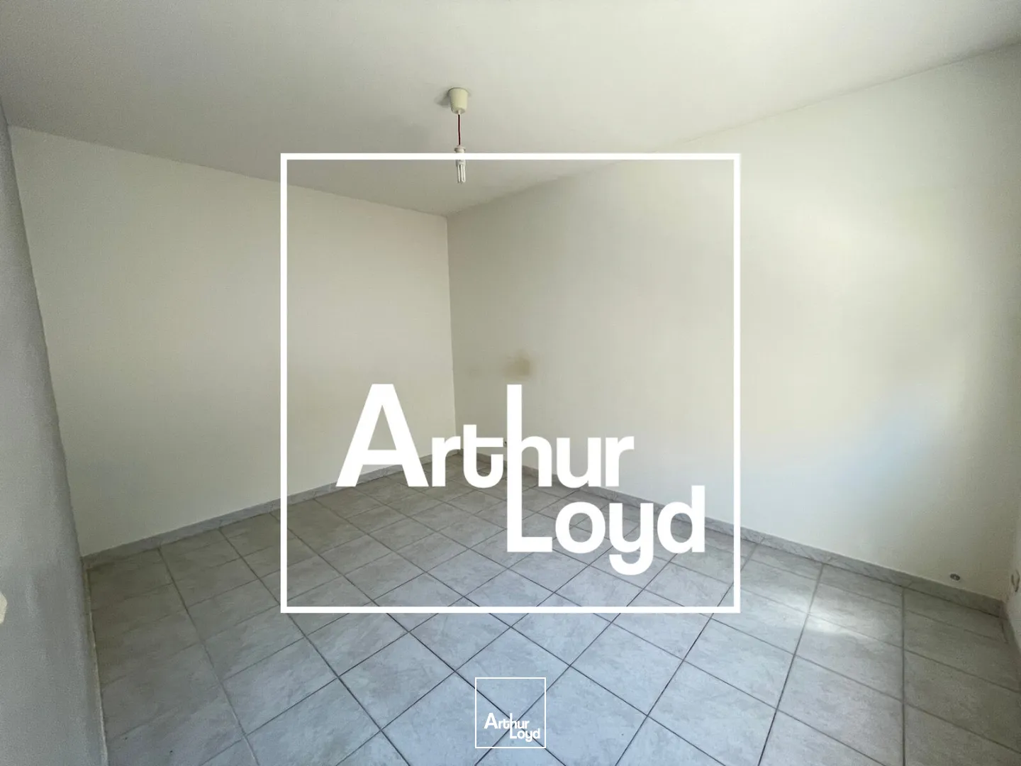 LOCAL PROFESSIONNEL A VENDRE - MAUGUIO CENTRE-VILLE - ACCESSIBLE PMR